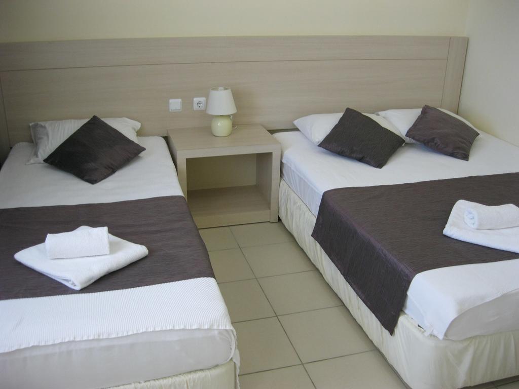 As Queen Beach Hotel Kizilot Room photo
